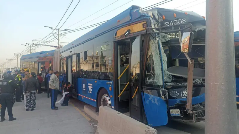 Cae Trolebús en coladera y choca en Valle de Chalco: 20 lesionados