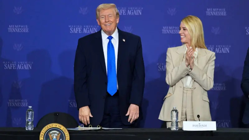 Pam Bondi, secretaria de Justicia leal a Trump, deja el cargo tras gestión polémica