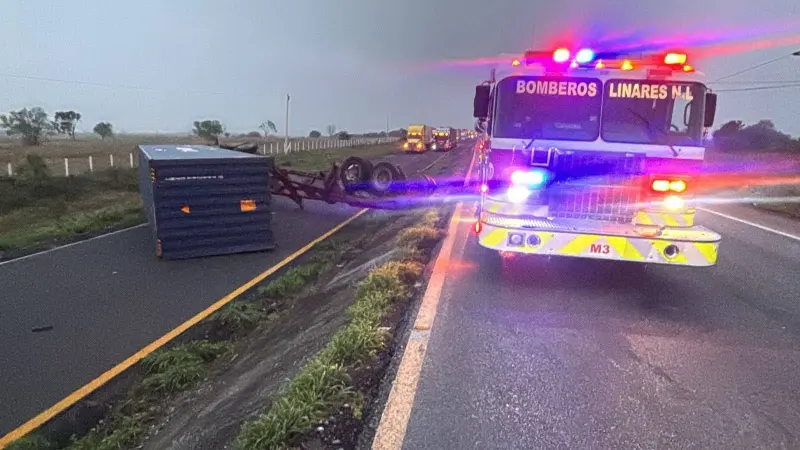 Cierran carretera nacional en Linares por accidente de tráiler