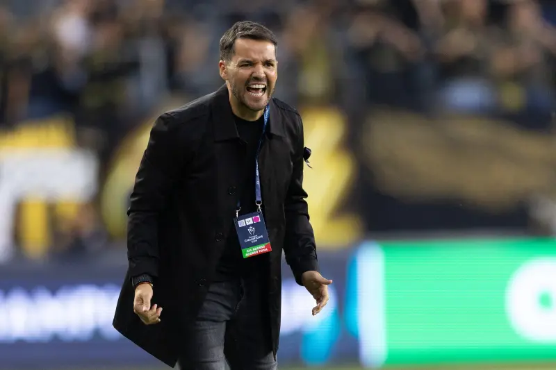 “Te quedó grande el equipo”: Afición de Cruz Azul exige la salida de Larcamón tras goleada ante LAFC