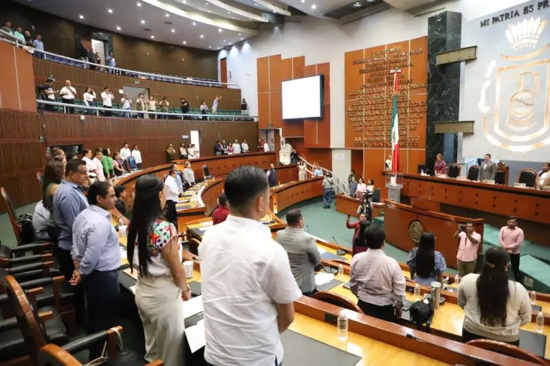 Minuto de silencio en Congreso por crimen de paristas de la Uagro