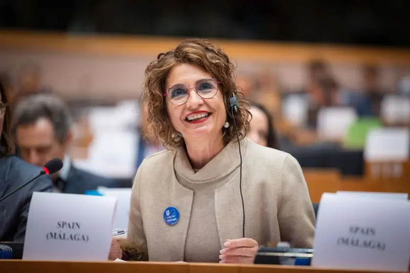 Montero acusa a Moreno de ir “de fiesta en fiesta” para tapar el “fracaso” de su gestión