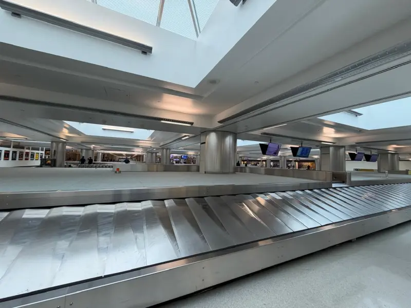 Crisis del turismo en Estados Unidos impacta a taxistas en aeropuertos que sufren largas esperas por baja afluencia de viajeros en Semana Santa