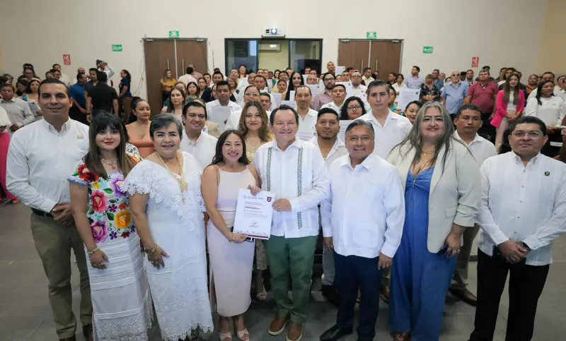 Entrega plazas a personal de apoyo educativo de la Segey
