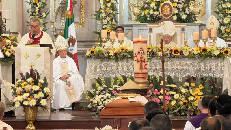 Cientos despiden al obispo emérito Benjamín Castillo Plascencia en la Catedral de Celaya