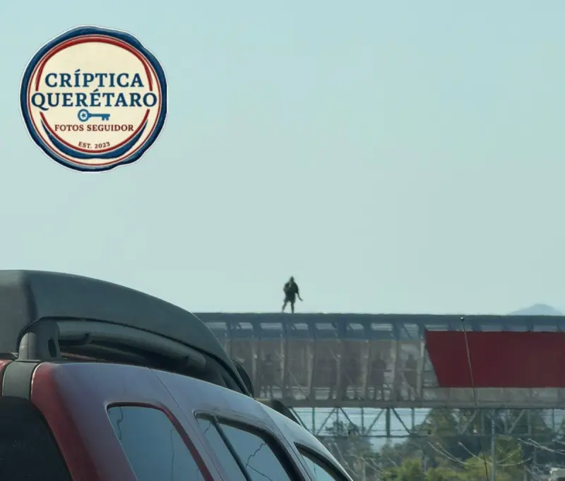 Rescatan a mujer en puente peatonal de Santander, sobre 5 de Febrero, tras intentar atentar contra su vida