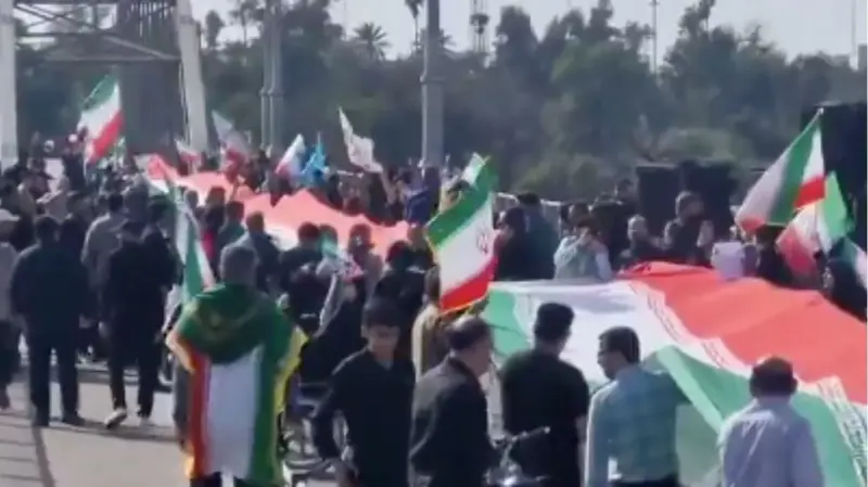 Irán forma cadenas humanas para proteger centrales y puentes ante amenazas de Trump