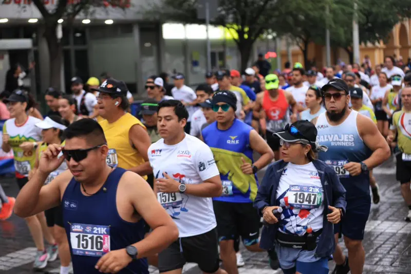Con 2,000 corredores y temática mundialista, Monterrey celebra el 21K