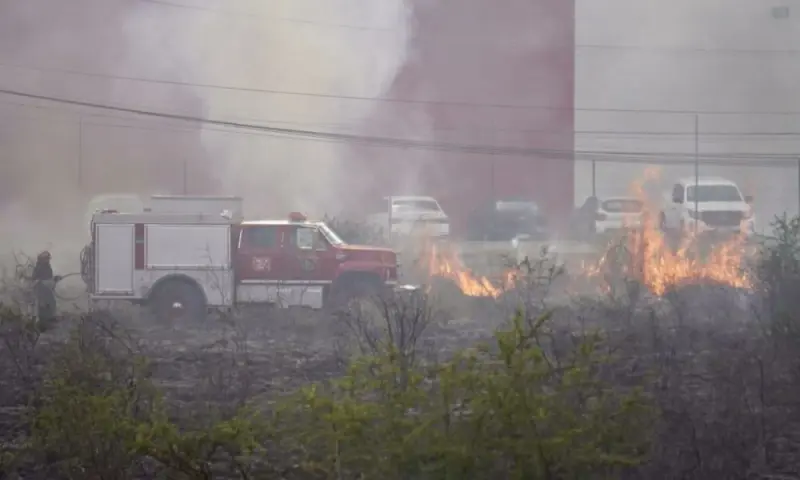 Controlan incendio en predio baldío en Santa Rosa Jáuregui