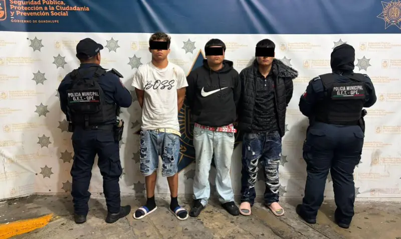 Detienen a tres jóvenes por agresión a unos policías y daños a una patrulla, en NL