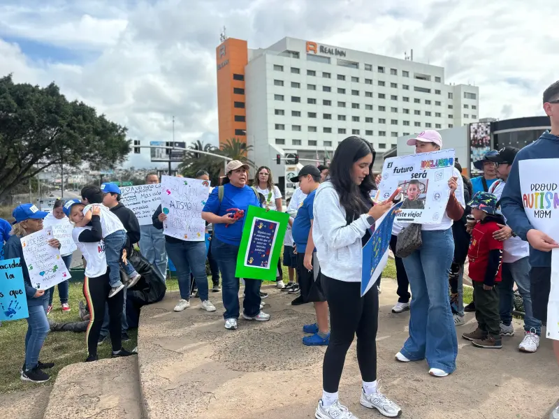 Madres y padres marchan en Tijuana para visibilizar el autismo