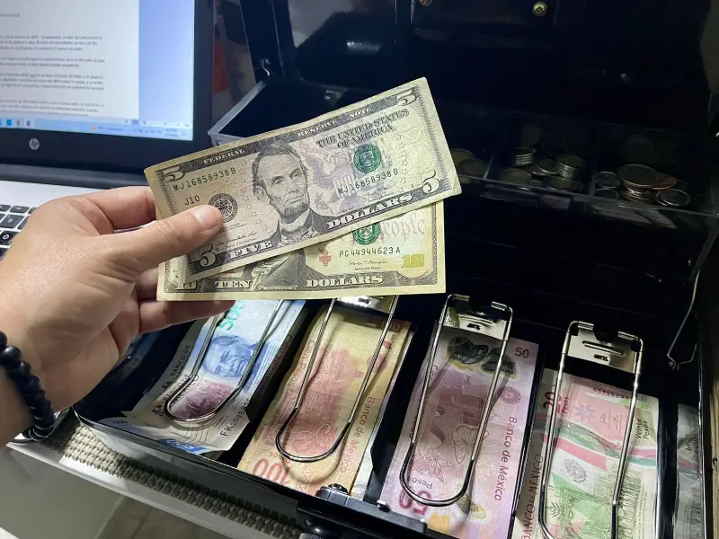 El dolar continua en baja con un valor de 17.10 pesos a la venta en casas de cambio locales de Mexicali