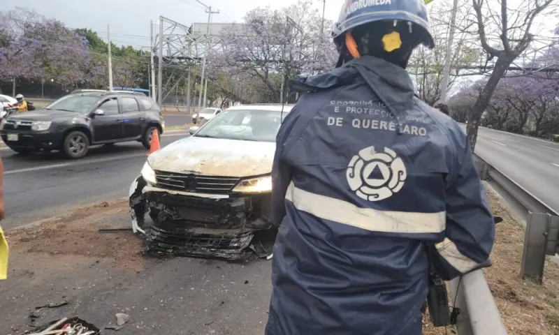 Vehículo particular choca por alcance a taxi 