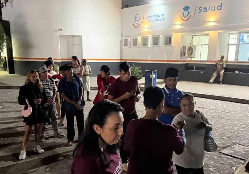 Entregan egresados de UAG alimentos a familias en hospital mexicano