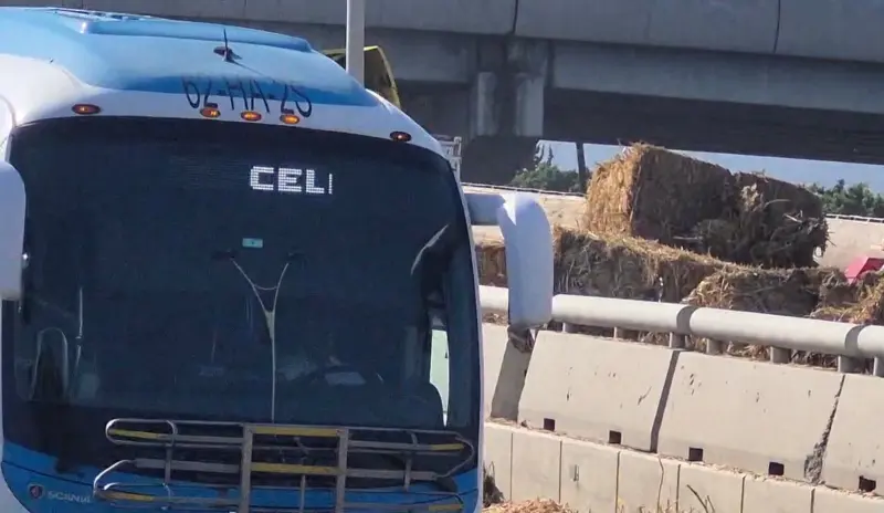 Pacas sobre el asfalto provocan fuerte afectación vial en la Querétaro–Celaya