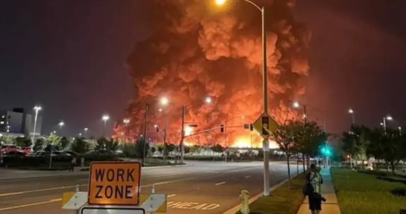 Registran incendio de 6 alarmas en almacén de Ontario, California