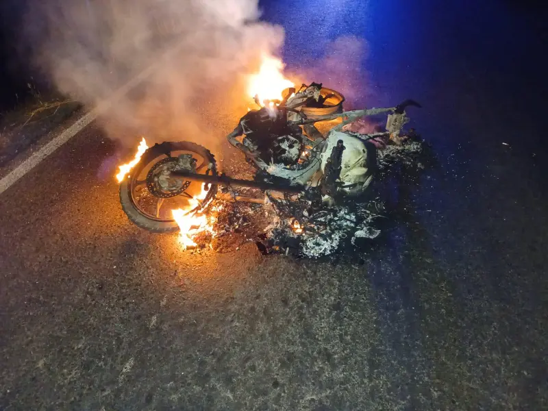 Reportan accidente y localizan motocicleta incendiada en Rosario