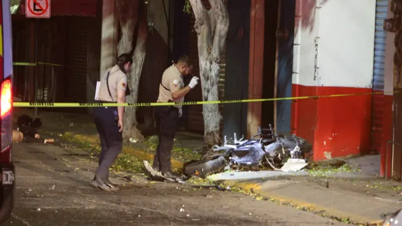 Muere motociclista en el Centro de León al ser chocado y salir proyectado por más de 50 metros