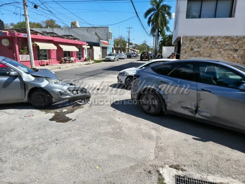 Tesla “se vuela” el alto y causa carambola en Montes de Amé, Mérida