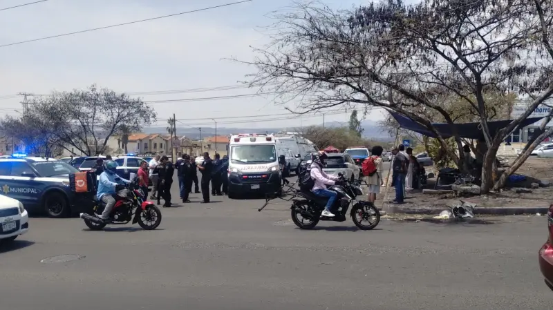 Conductora se metió a un puesto de comida en el Bulevar Peñaflor