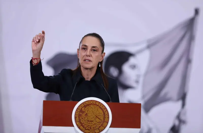 Sheinbaum se reúne con funcionarios por derrame en Golfo; darán apoyo de 15 mil pesos a pescadores