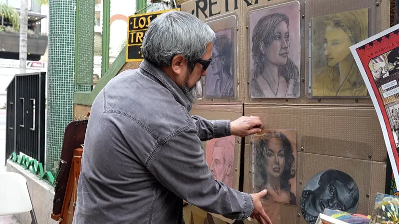 Arístides Alemán, el dibujante que da vida a retratos en el Pasaje Rodríguez.