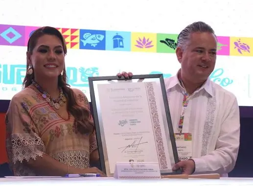 Entrega Santiago Nieto 8 títulos de marca vinculados a Acapulco