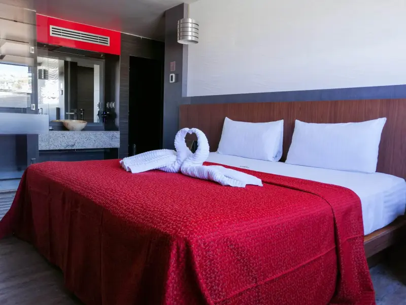Niega motel Luxor «cualquier práctica de grabación en sus habitaciones»