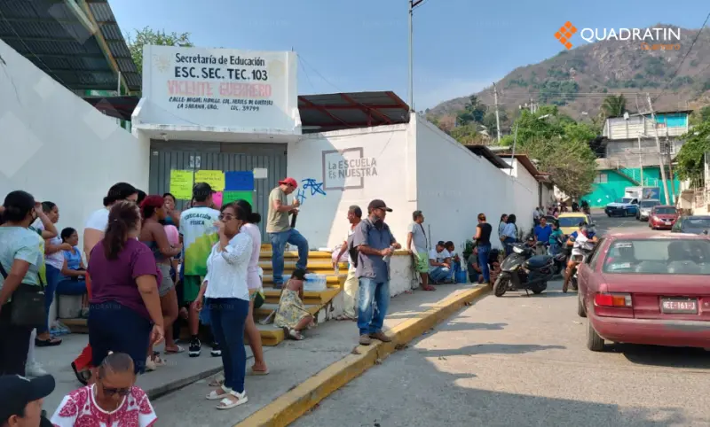Toman padres de familia escuela en Acapulco; exigen salida de director