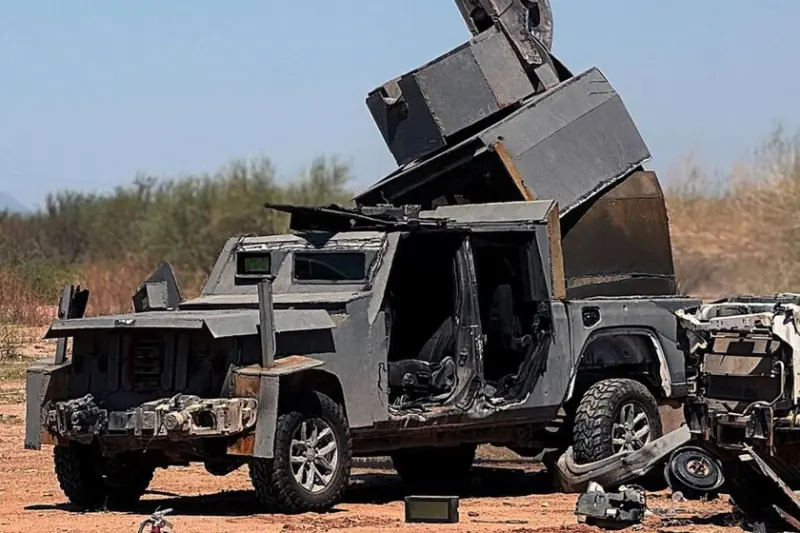 El narco en México lleva años fabricando sus tanques estilo Mad Max: son los "autos monstruo" y el gobierno destruyó 18 de ellos