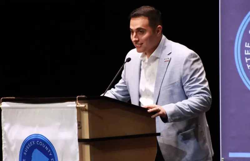 Exhorta Brian Varela a cambiar políticas del ICE en primer spot de TV