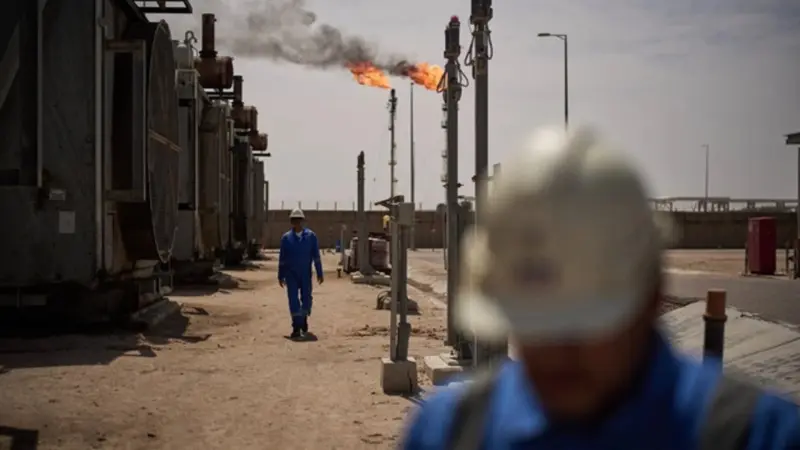 El precio del petróleo se dispara más de 10% tras amenazas y ataques entre Estados Unidos e Irán y desata temor global por una crisis energética que podría elevar la inflación, encarecer combustibles y afectar la economía mundial en los próximos días