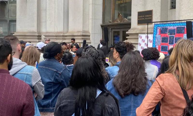 Anuncia NY inversión y ordena iluminar monumentos por Denim Day