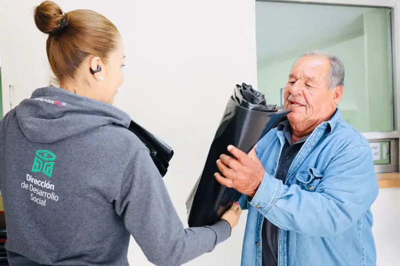 Activa Desarrollo Social entrega de hule para proteger viviendas ante lluvias en Torreón