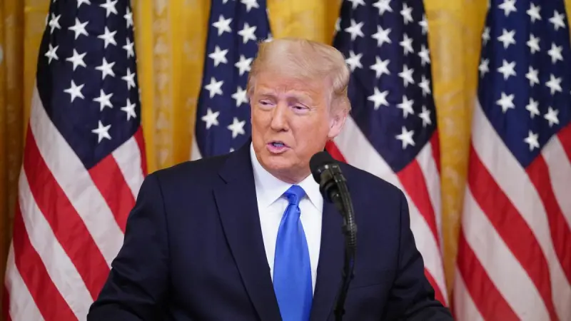 Donald Trump firma orden ejecutiva para regular el deporte universitario de EU