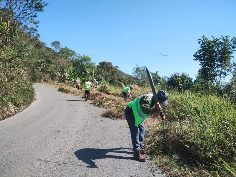 Mejora Gobierno Estatal 289 kilómetros de caminos durante marzo