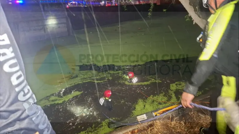 Reportan caída de 2 personas en cárcamo pluvial de Puerta Real