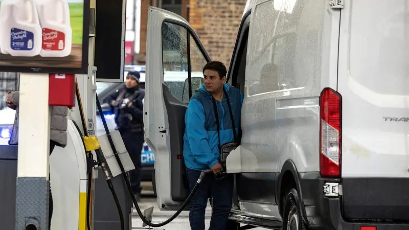 Precio de la Gasolina en EU supera los 4 dólares por galón por primera vez desde 2022