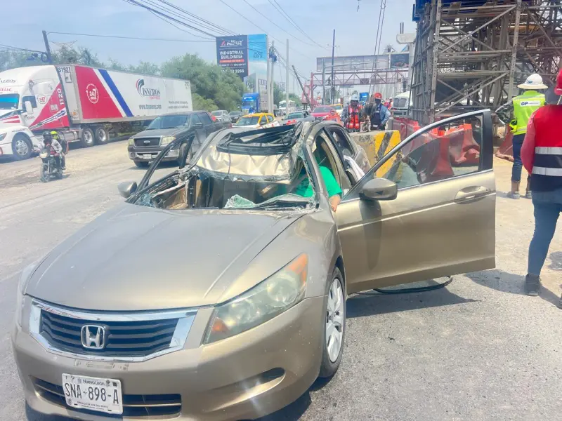 Cae bloque de concreto sobre vehículo en avenida Miguel Alemán