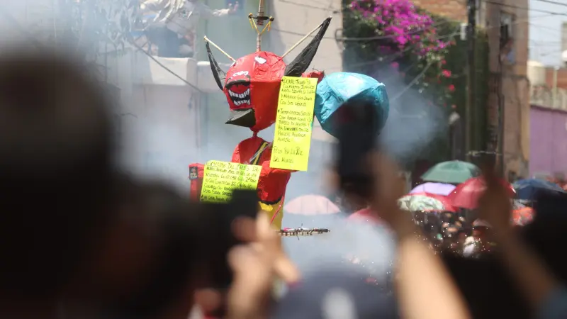 Polémica y tradición: Incineran a Trump y a los “therians” en la quema de Judas de León