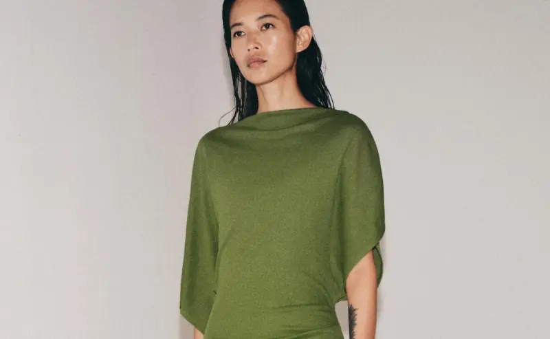 Este vestido drapeado es el truco definitivo para un look elegante de invitada