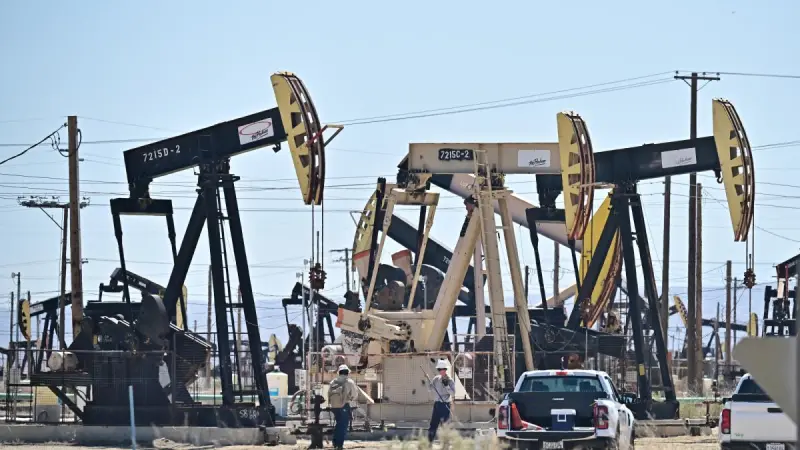 Precios del petróleo suben levemente con las tensiones geopolíticas en la mira