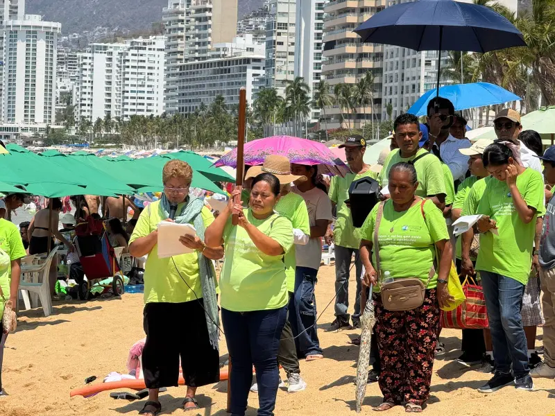 Piden no normalizar la violencia en viacrucis de playa Icacos, Acapulco