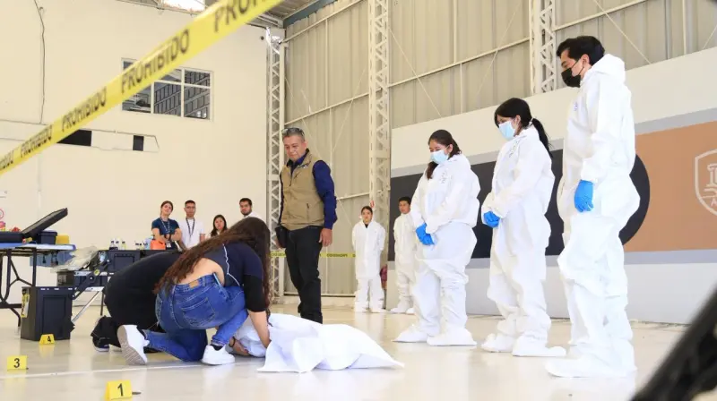 Estudiantes michoacanos conocen trabajo pericial y de investigación