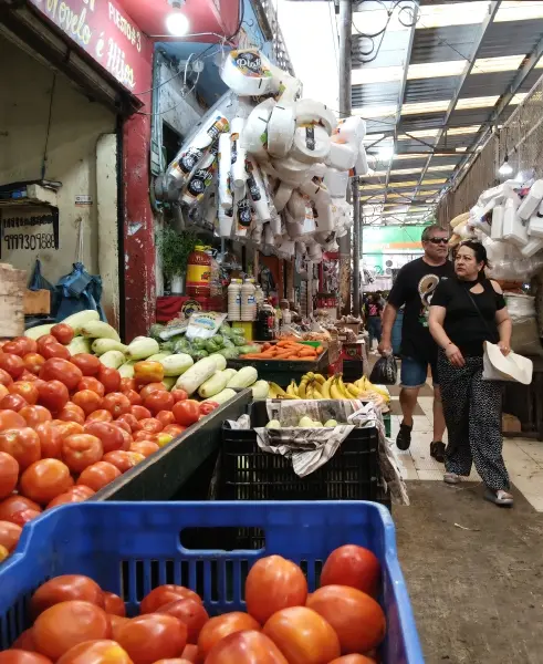 Contraste de ingresos en mercados de Mérida: estabilidad y bajas ventas en Semana Santa