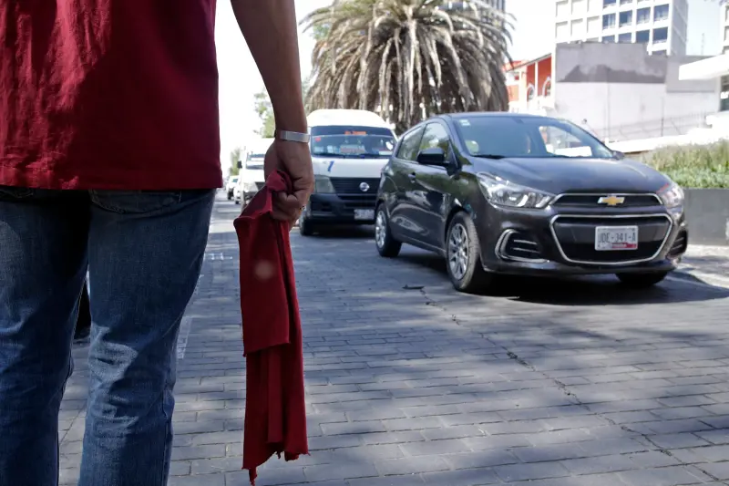 Franeleros se disfrazan de staff en la Feria de Puebla para cobrar a visitantes