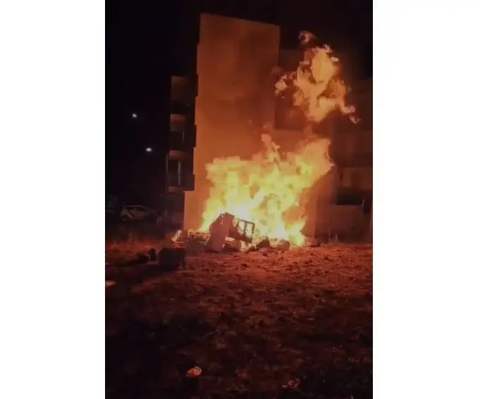 Arrestan a 5 en Camponubes; vecinos los retuvieron y quemaron sus cosas