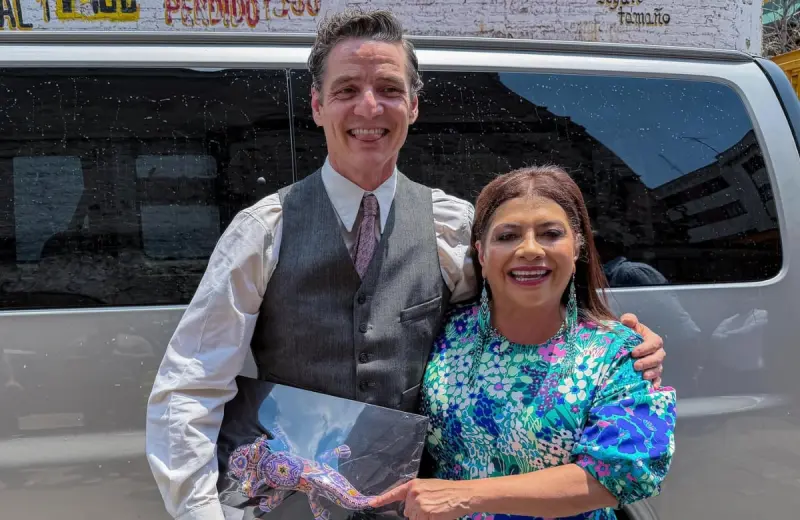 Pedro Pascal celebra su cumpleaños en CDMX: Clara Brugada lo sorprende con regalos mexicanos