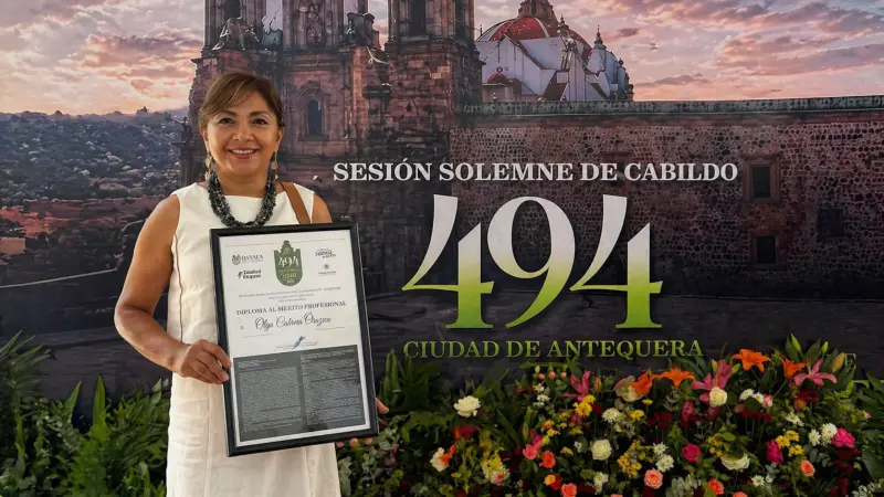 Recibe Olga Cabrera diploma al mérito profesional en Cabildo de Oaxaca