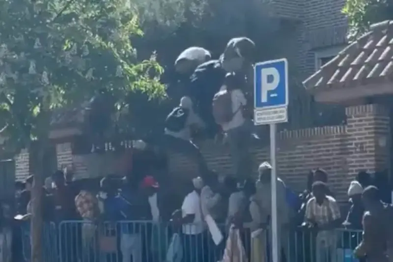 Irrumpen migrantes en embajada de Gambia en Madrid por falta de trámites
